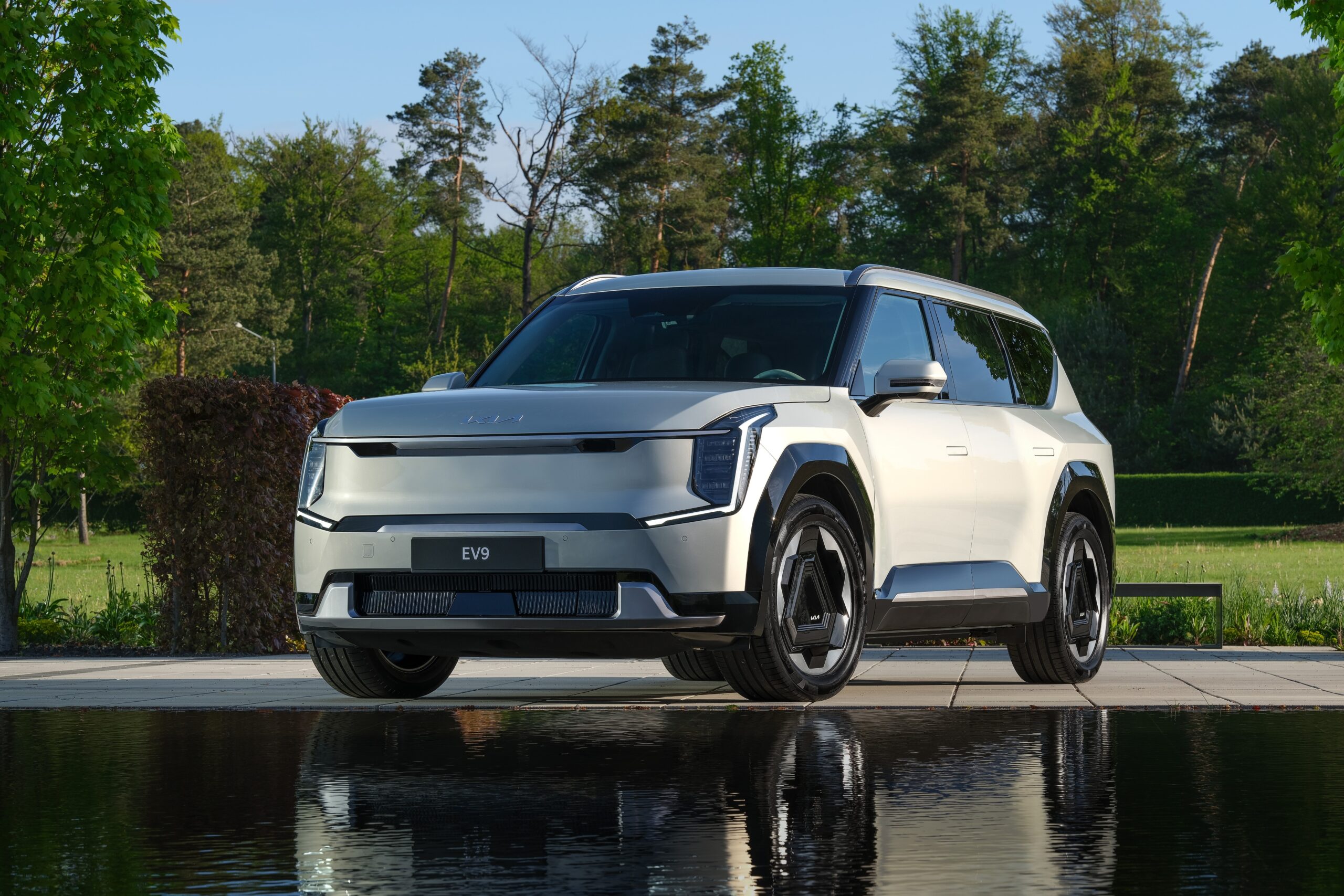 2 avril 2024À la une Actualités Electriques (BEV) Nouveautés Le Kia EV9 élu « voiture de l’année » au WWCOTY