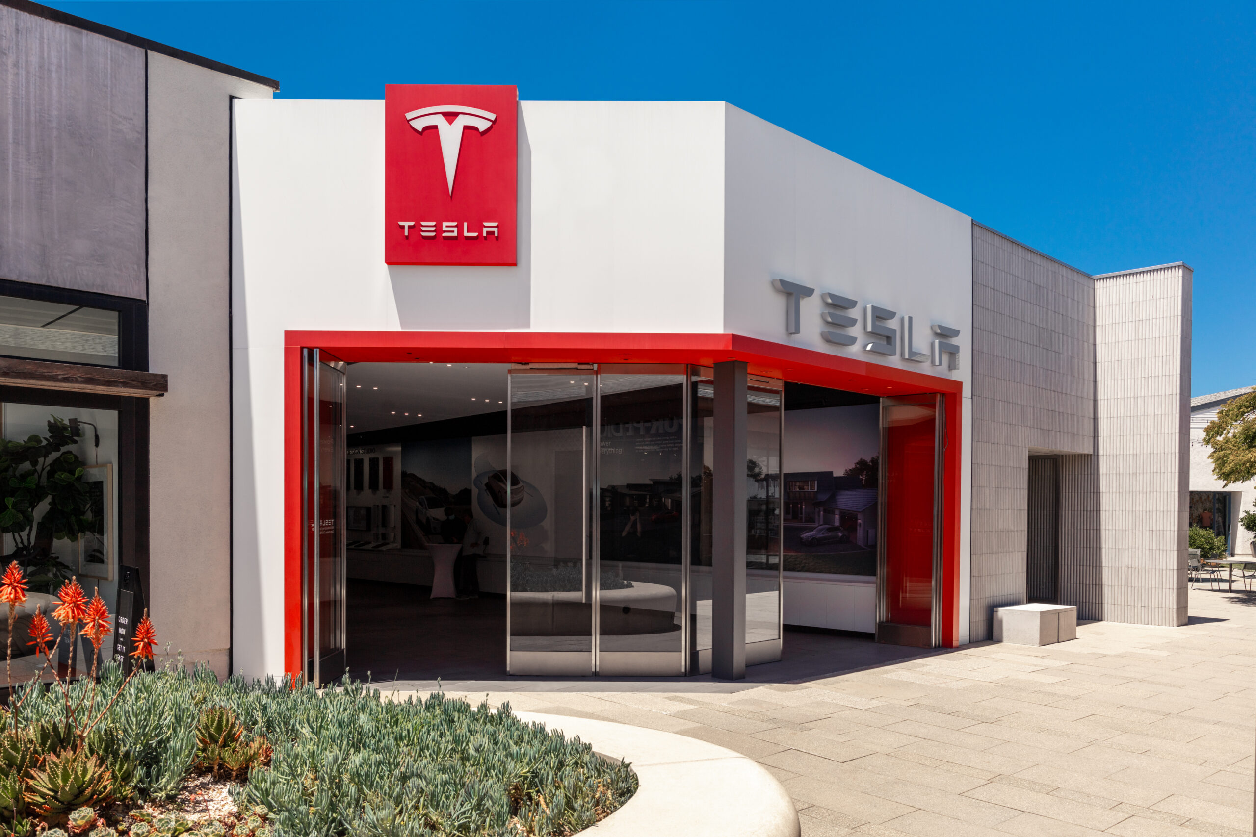 22 juin 2024À la une Actualités Electriques (BEV) Nouveautés Tesla annonce des modèles plus abordables et la possible arrivée du Robotaxi